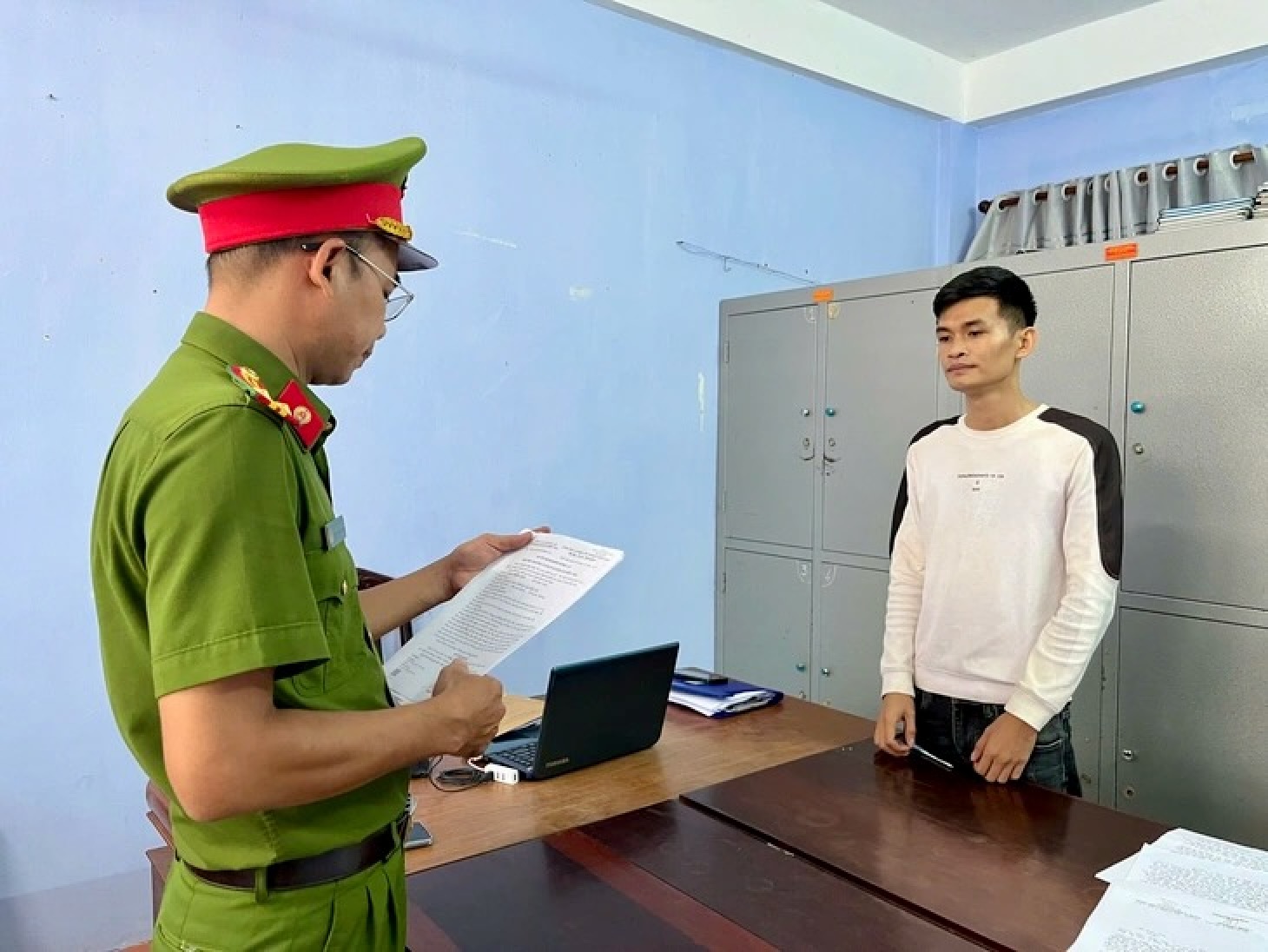 拘留纹身青年殴打孕妇